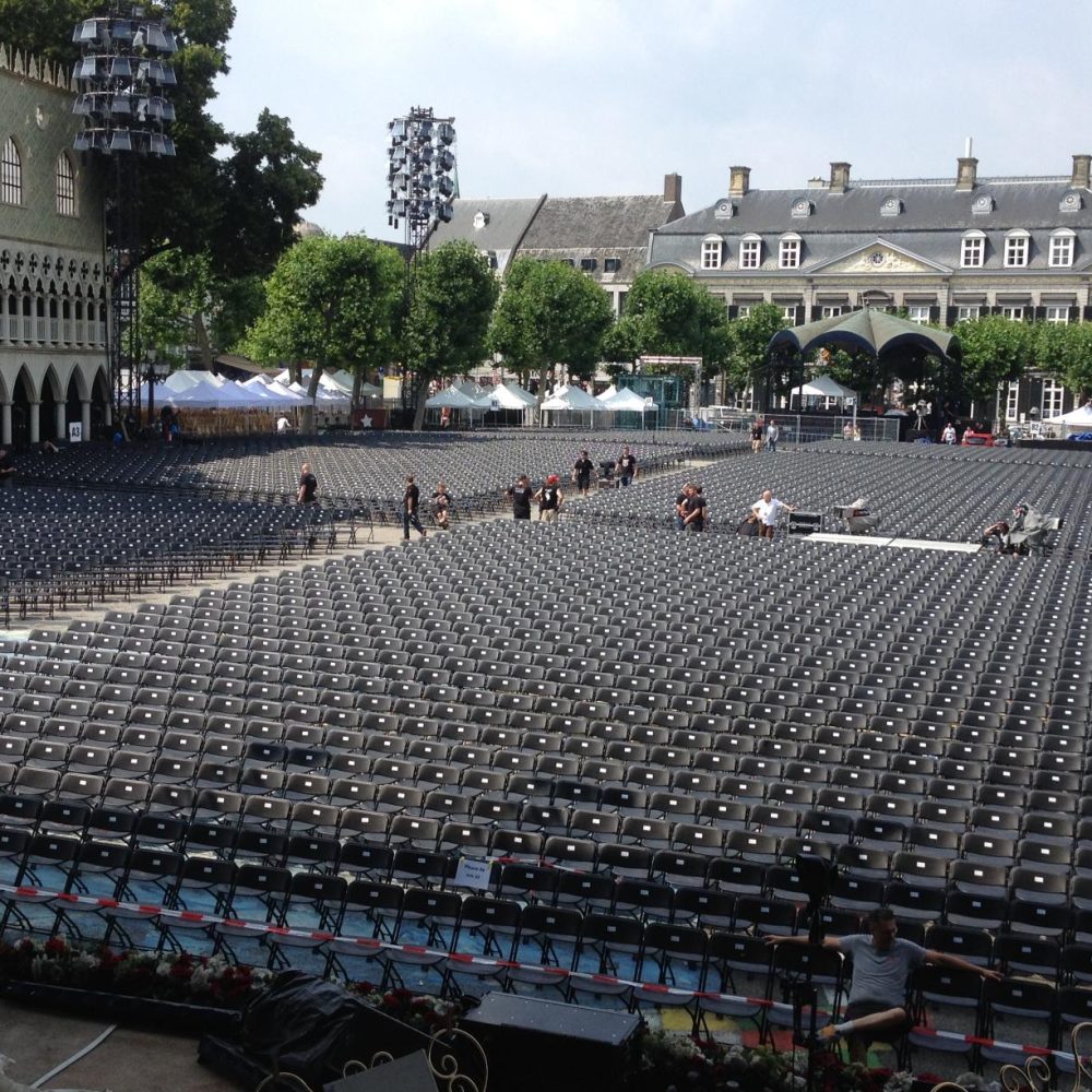 Stoelen verhuur evenement rijen stoelen Vrijthof Maastricht