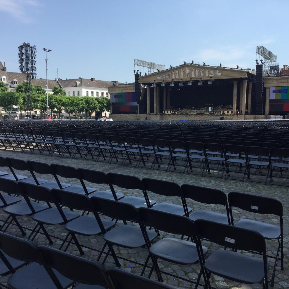 zijaanzicht klapstoelen buiten