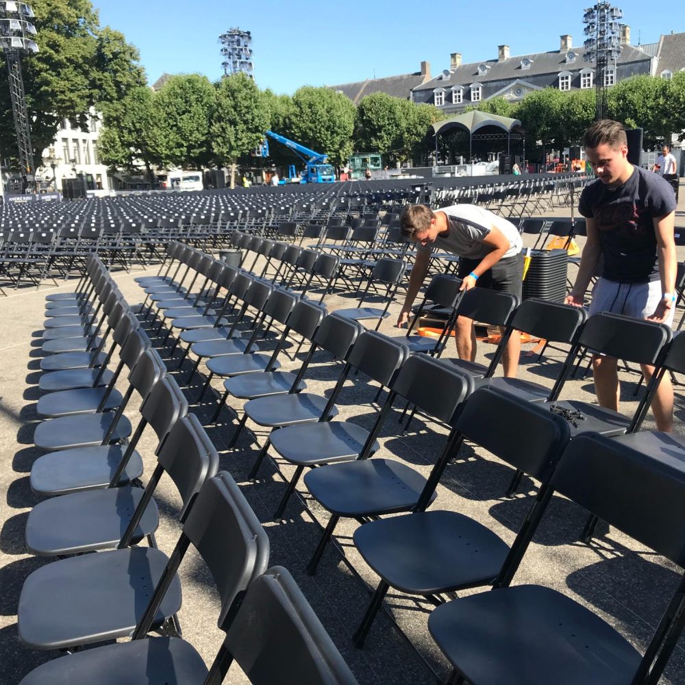Stoelen neerzetten op locatie
