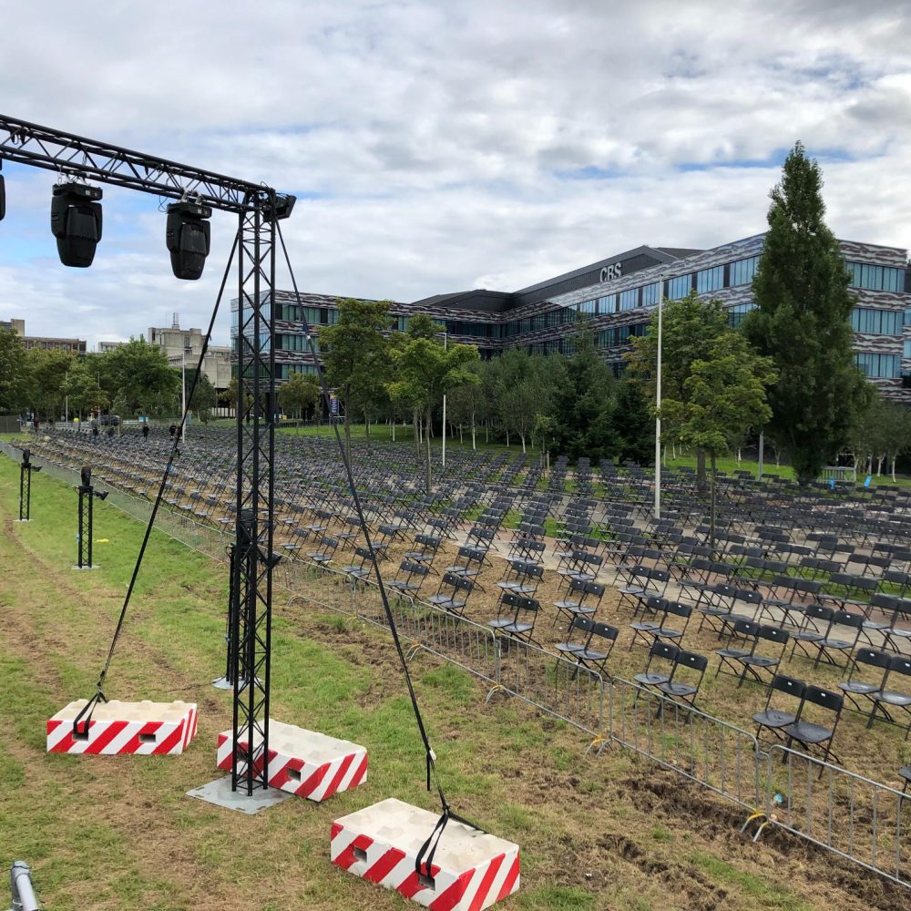 stoelen verhuur evenement rijen stoelen buiten