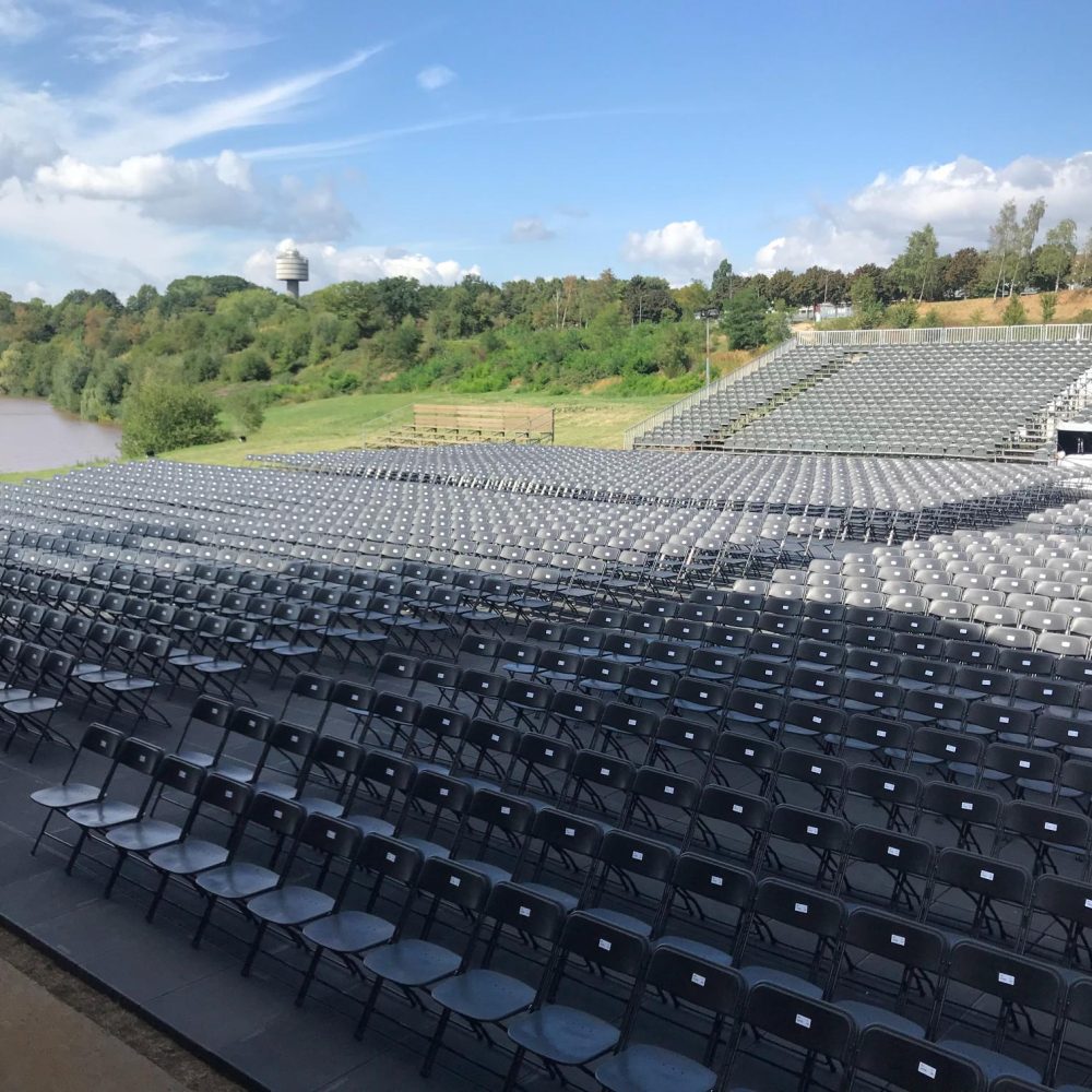 evenement stoelen grote opstelling buiten