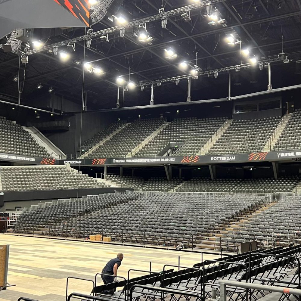 klapstoelen opstelling WK volleybal Ahoy